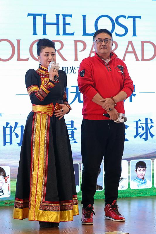 "谢大脚"于月仙穿民族服饰端庄大气 与老公同台为新电影宣传|于月仙