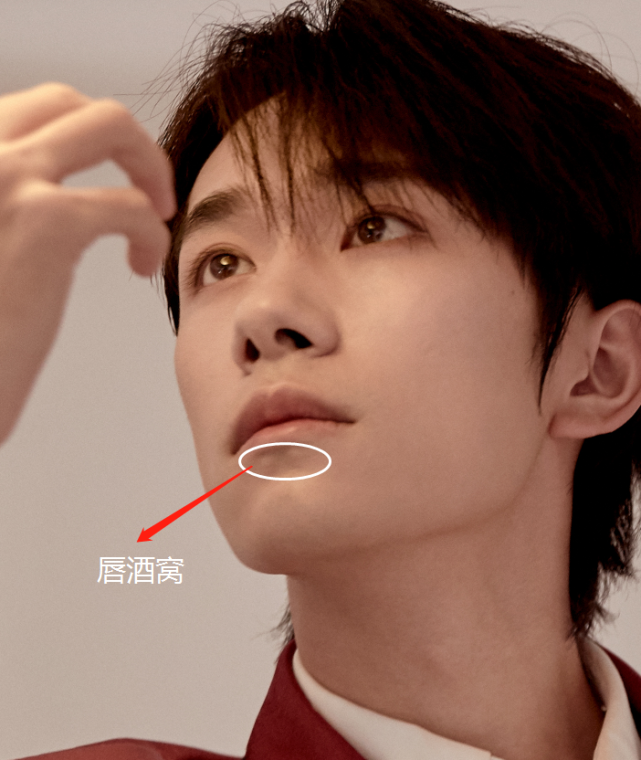 易烊千玺唇酒窝被夸吴彦祖同款帅哥标配,照片放大后疑似肉瘤增生