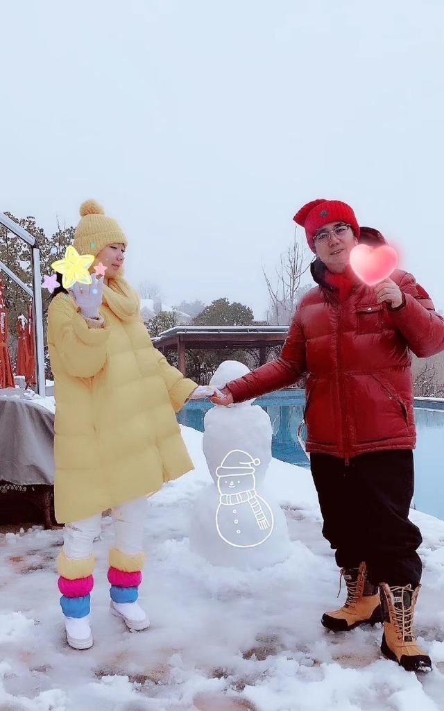 早上陪孩子家人一起堆雪人,这雪人也太洋气了|范明|雪人|女儿_新浪
