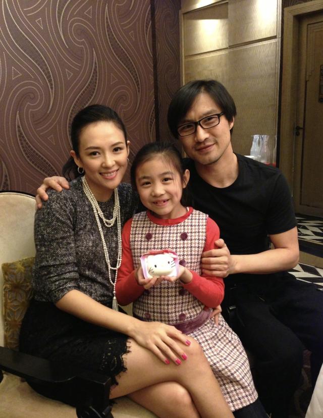 汪峰陪章子怡美國坐月子，大女兒熙熙獨留家中，邊彈邊唱畫風甜美