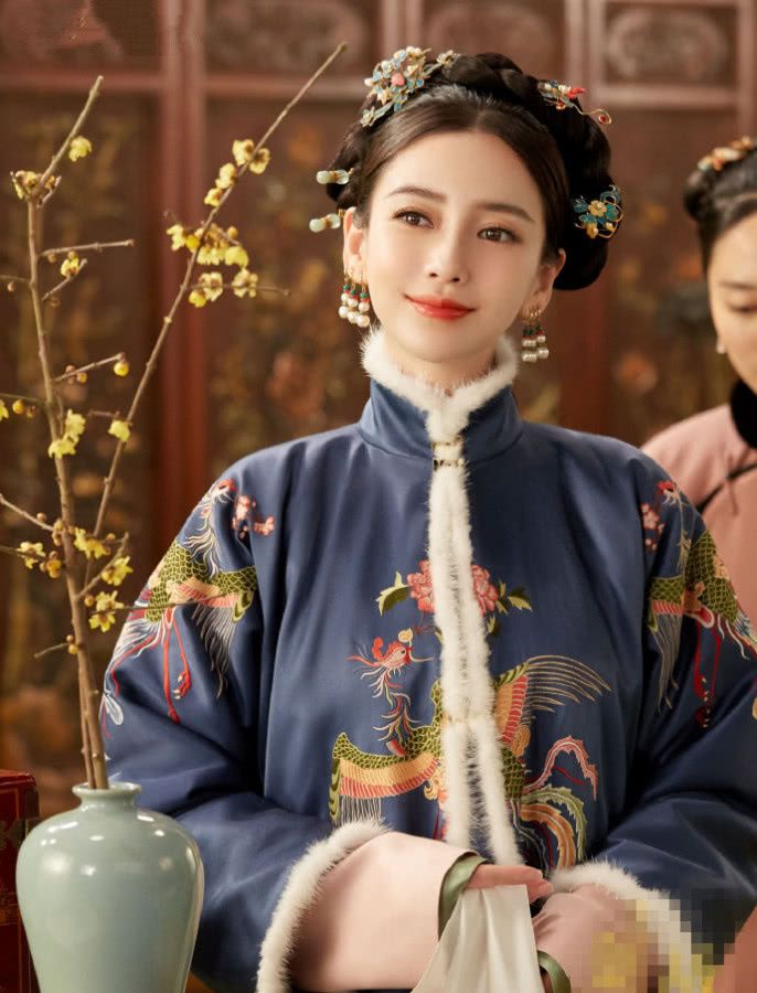 再穿清宫装!杨颖服饰素净,一派端庄,演被打入冷宫的宠妃?