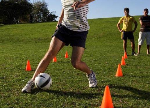 足球小达人来教你不同的传球小技巧了,你在等什么呢?