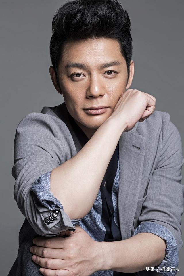 老婆把他捧红后,为娶嫩模狠心抛弃21年的妻儿,今亲生子都不认他