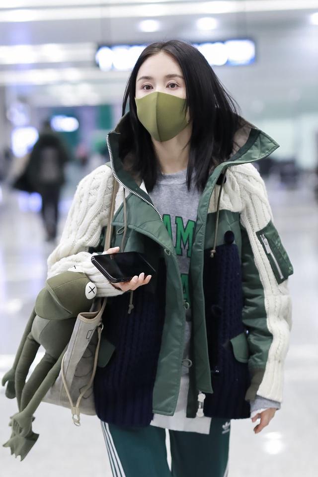 王子文"绿"了,帆布鞋配8千棉服也不显矮,挂个丑玩偶竟要3千7