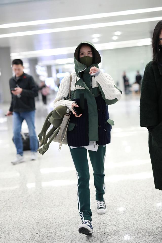 王子文"绿"了,帆布鞋配8千棉服也不显矮,挂个丑玩偶竟要3千7