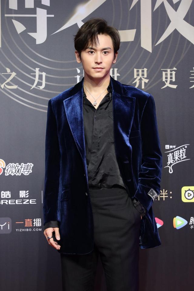 张哲瀚穿了一件宝蓝色西装亮相,双眼灵动.
