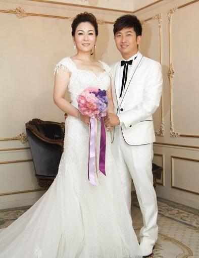 据了解,过去曾有过一段短暂婚姻的张秀卿在二婚嫁给小12岁富二代老公