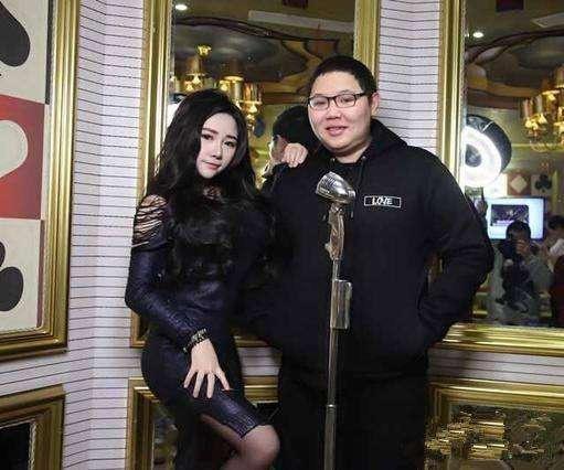 pdd直播给女友开专场吐槽沈灵敏开店亏本赚吆喝水友做慈善