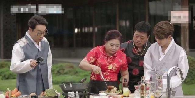 中国婆婆上韩国综艺,给儿媳妇做了顿饭,看到菜品后观众口水直流