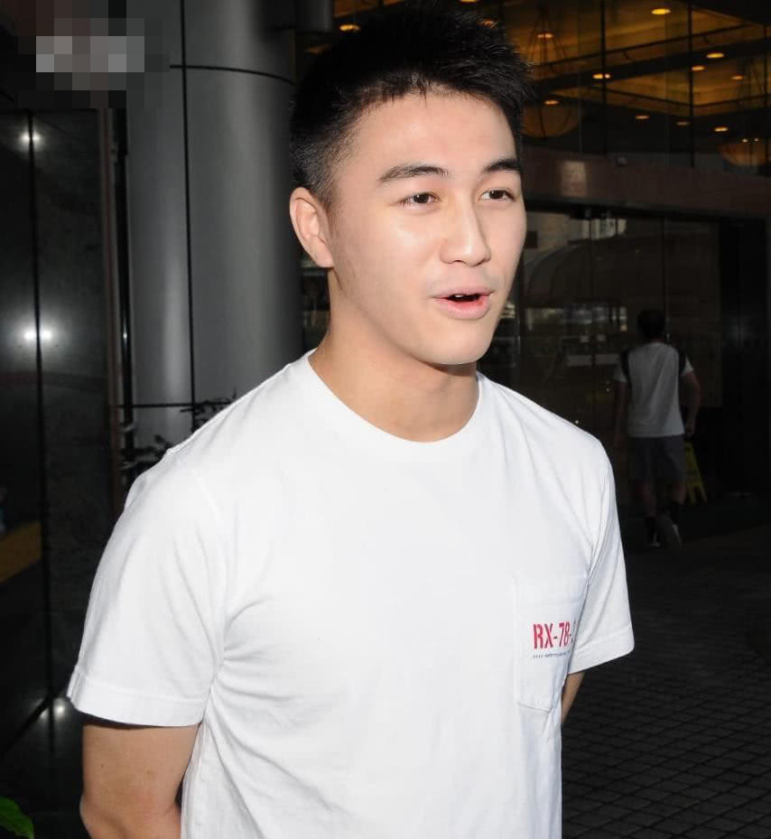 赌王四太最宠谁?手机屏保三人合照曝光,奚梦瑶和儿子均未出现