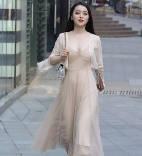 美女一袭肉色吊带裙外搭小开衫,尽显知性优雅,美成仙女