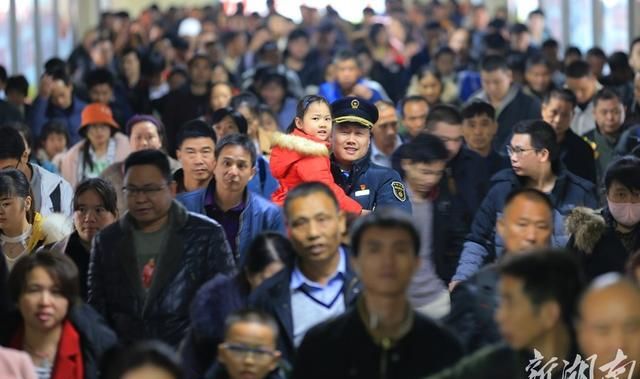 春运第一天 人潮涌动归家心切
