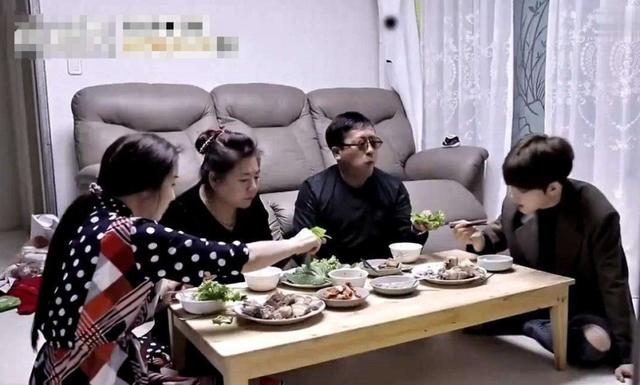 中国婆婆上韩国综艺,给儿媳妇做了顿饭,看到菜品后观众口水直流