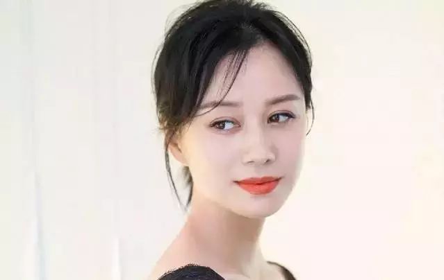 她饱受变性传闻困扰,出道18年不温不火,如今在新剧中气场全开