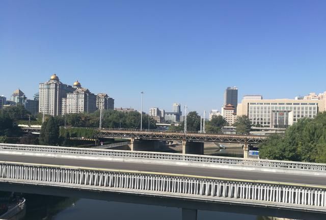 北京南城北城的交汇处：既有高楼，也有城楼