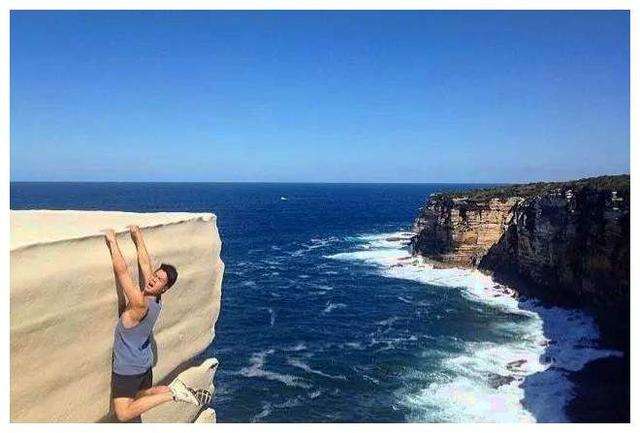 这款网红蛋糕悬崖,已经造成了不少人在自拍时坠崖身亡了,所以小编也是