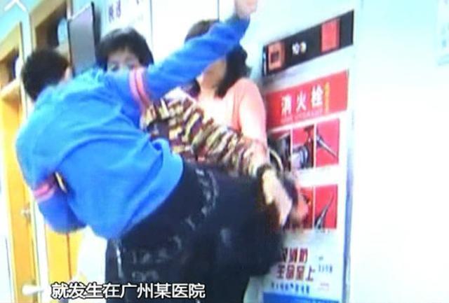 因不给玩手机,男孩疯狂连踹妈妈5脚,奶奶好心相劝反被踢开休闲区蓝鸢梦想 - Www.slyday.coM 因不给玩手机,男孩疯狂连踹妈妈5脚,奶奶好心相劝反被踢开休闲区蓝鸢梦想 - Www.slyday.coM