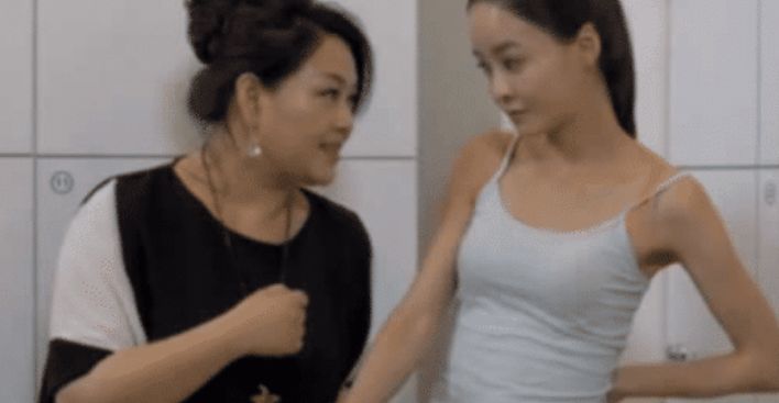 她是韩国最美继母，为出名去演三级片，演技太好被质疑假戏真做