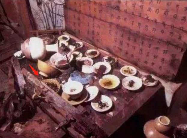 千年古墓出土“葡萄酒”,打开后酒香扑鼻