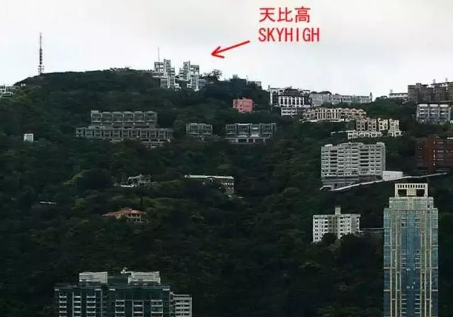 话题性最高的还是这套天比高别墅,它位于香港山顶最高顶,而周星驰十足