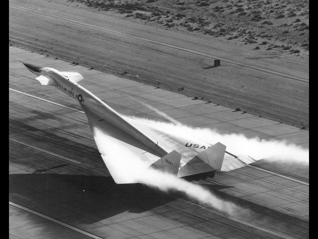 正在起飞的xb-70xb-70女武神轰炸机xb-70的二号试验机在机翼结构上