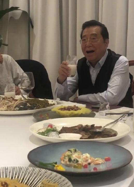 80岁李双江饭桌上演唱智取威虎山选段声音洪亮底气十足