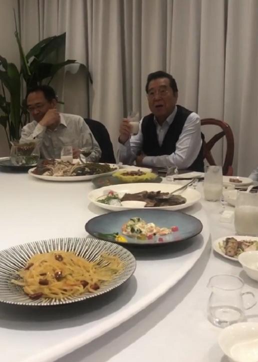 80岁李双江饭桌上演唱智取威虎山选段声音洪亮底气十足