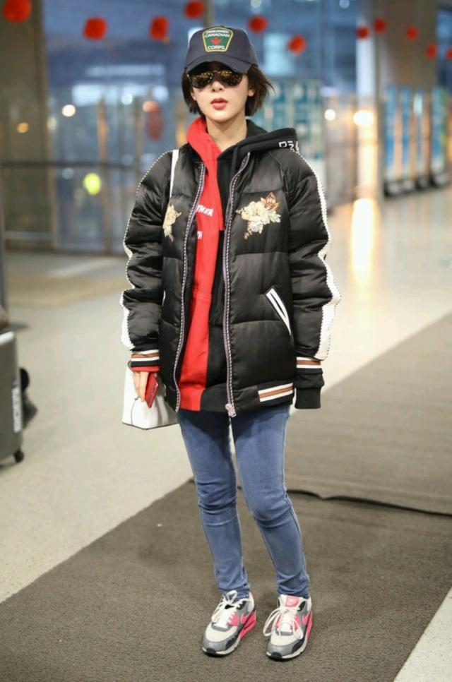 杨紫越来越漂亮了!穿卫衣配马丁靴秀长腿,网友:俏皮又可爱!