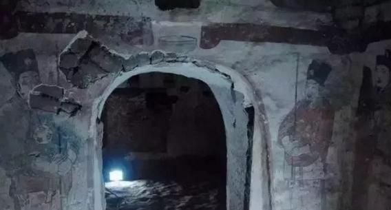 千年古墓出土“葡萄酒”,打开后酒香扑鼻