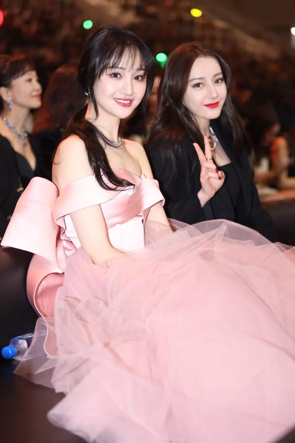 郑爽热巴甜酷双杀,亦菲被丽颖艳压,杨紫难敌杨幂