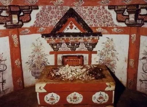千年古墓出土“葡萄酒”,打开后酒香扑鼻