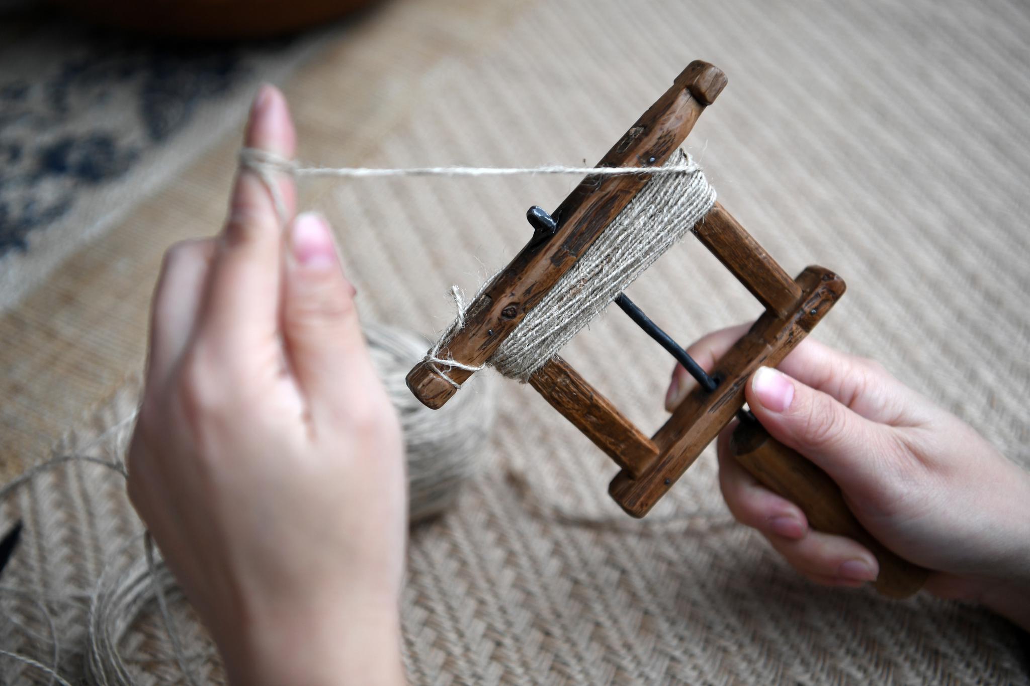 郭娟在麻鞋厂里打麻绳(1月10日摄).