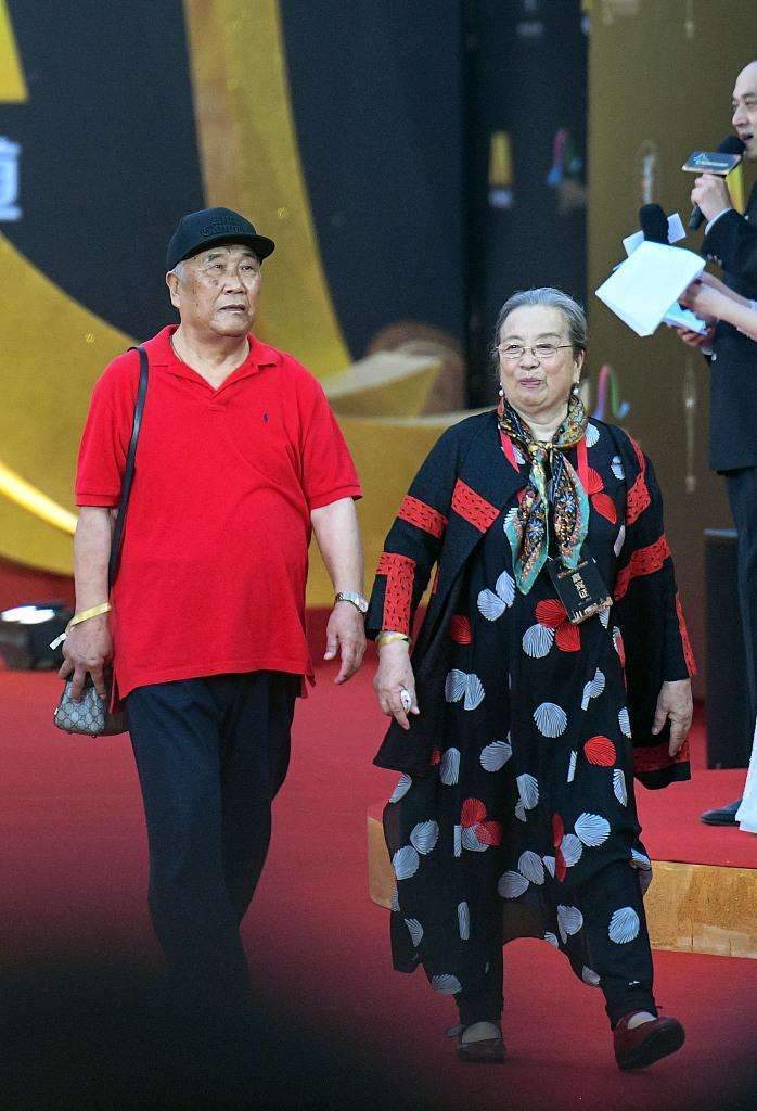 "容嬷嬷"李明启与老伴近照,老两口年过八十,依然恩爱如初