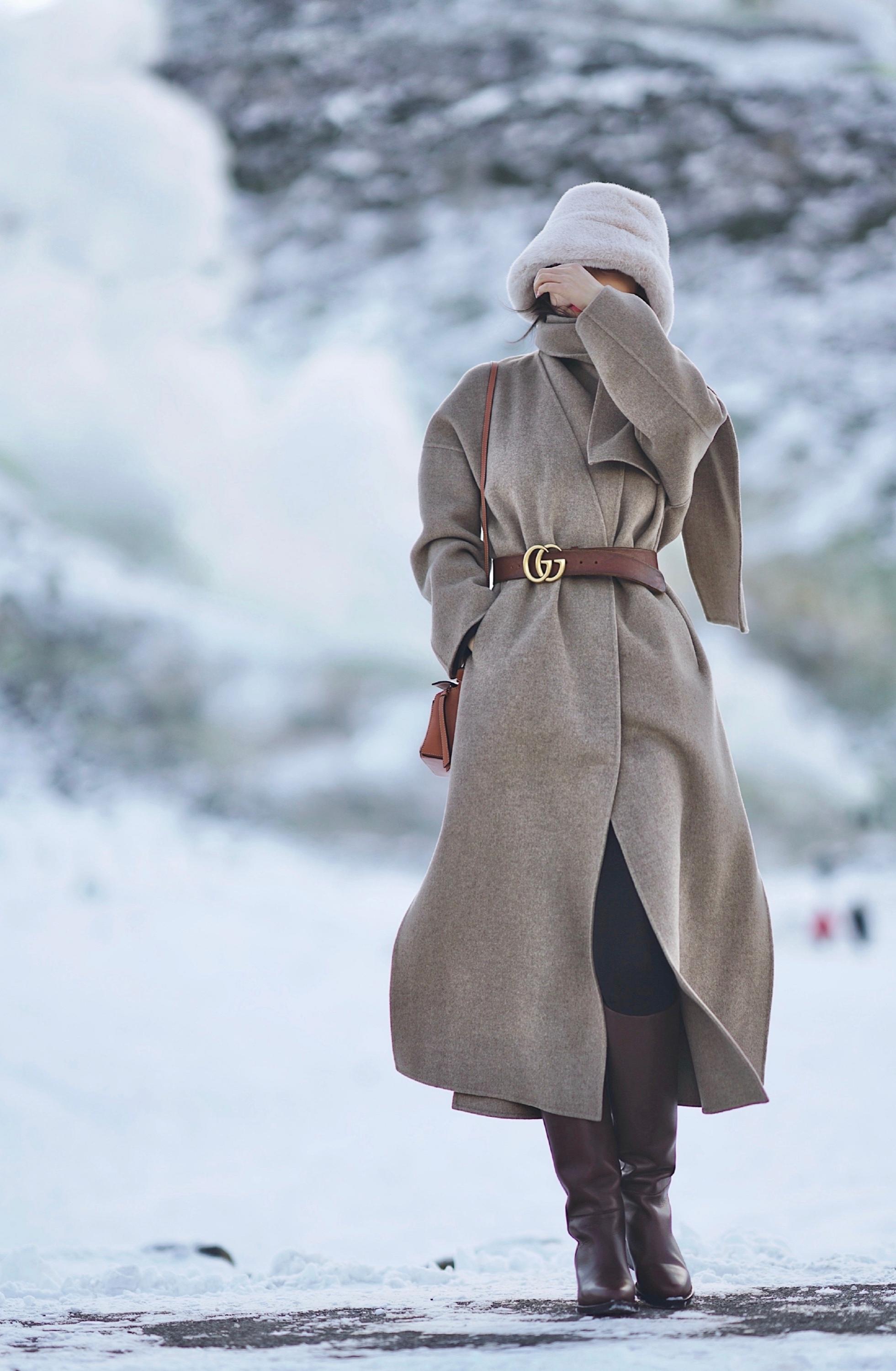 三木博主太会穿搭,保暖派克大衣搭配长筒马靴,化身蓝色小精灵