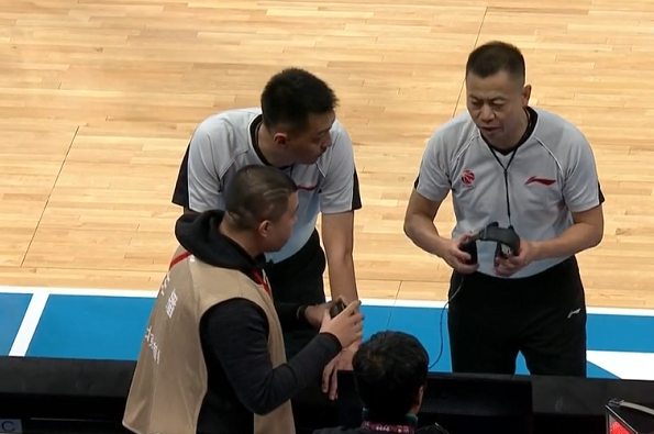 汪梅回看录像前副裁判的手势,这才是改判林书豪罚球的导火索