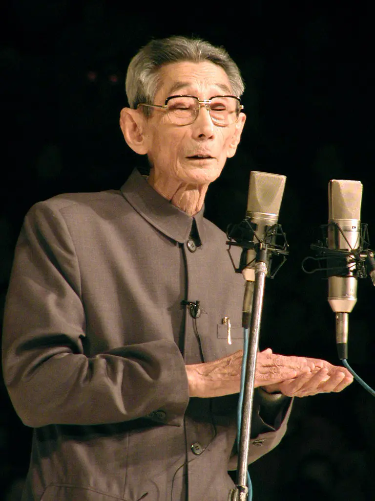 很简单,侯宝林,马三立可是相声界的泰山北斗,他俩都认可的事别人谁敢