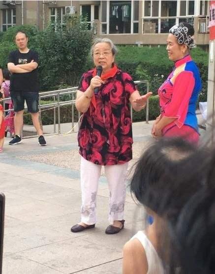 "容嬷嬷"李明启与老伴近照,老两口年过八十,依然恩爱如初