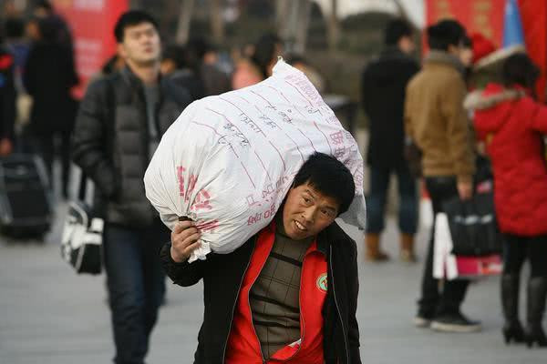春节农民工返乡潮将至,为何他们喜欢背着蛇皮袋,还爱提橡胶桶?