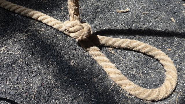 丈夫向妻子求复合被拒后上吊自杀死前发绳套照片告别再见宝贝
