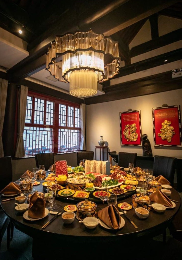 该餐厅在2019年大年初一开业,采用乾隆紫光阁赐宴图空间主题,以"圣旨"