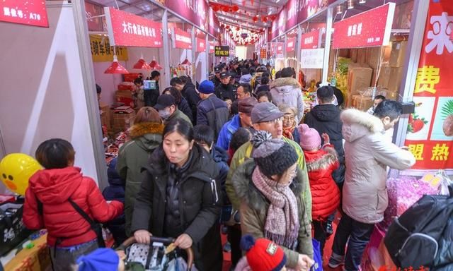 人从众，大客流！传统购物节挥发“年味”