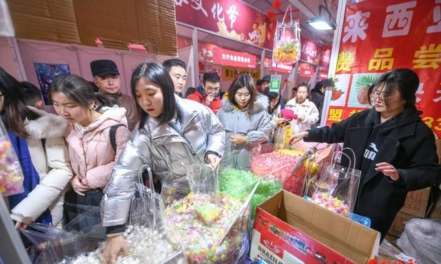 人从众，大客流！传统购物节挥发“年味”