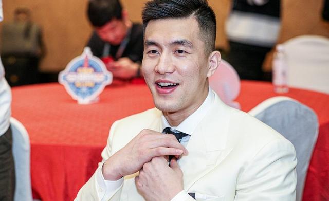 全明星赛前训练,郭艾伦被队友"胖揍",网友知道真相后:做得对|韩德君