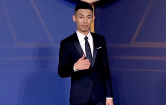 斗鱼举办年度盛典,旭旭宝宝被做成海报封面,白色西服很帅气