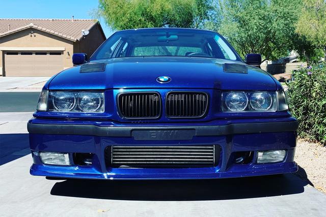 采用勒芒蓝色车漆的1998款宝马328i,搭载5.7升ls1 v8引擎