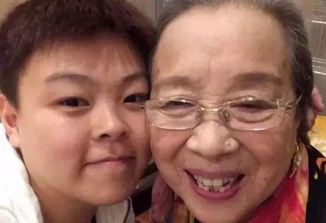 "容嬷嬷"李明启与老伴近照,老两口年过八十,依然恩爱如初|李明启|老伴