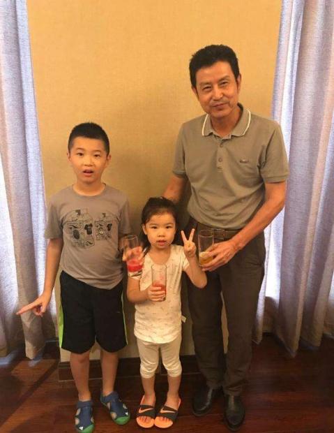 中国女排功勋教练陈忠和婚后和女排美女很恩爱如今官至副主任