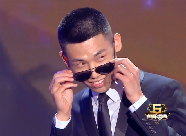 旭旭宝宝不愧dnf牌面人物 斩获斗鱼至高荣誉大奖 现场帅气五连拍