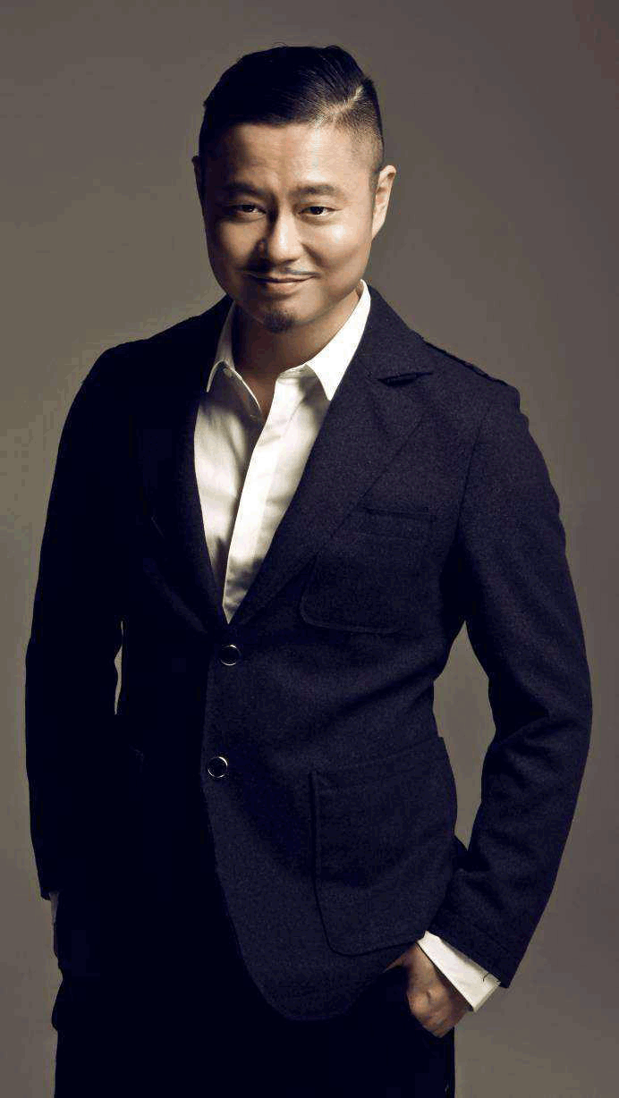 有种"逆袭"叫西虹市首富的马大翔,看到剧外的他,帅到高攀不起