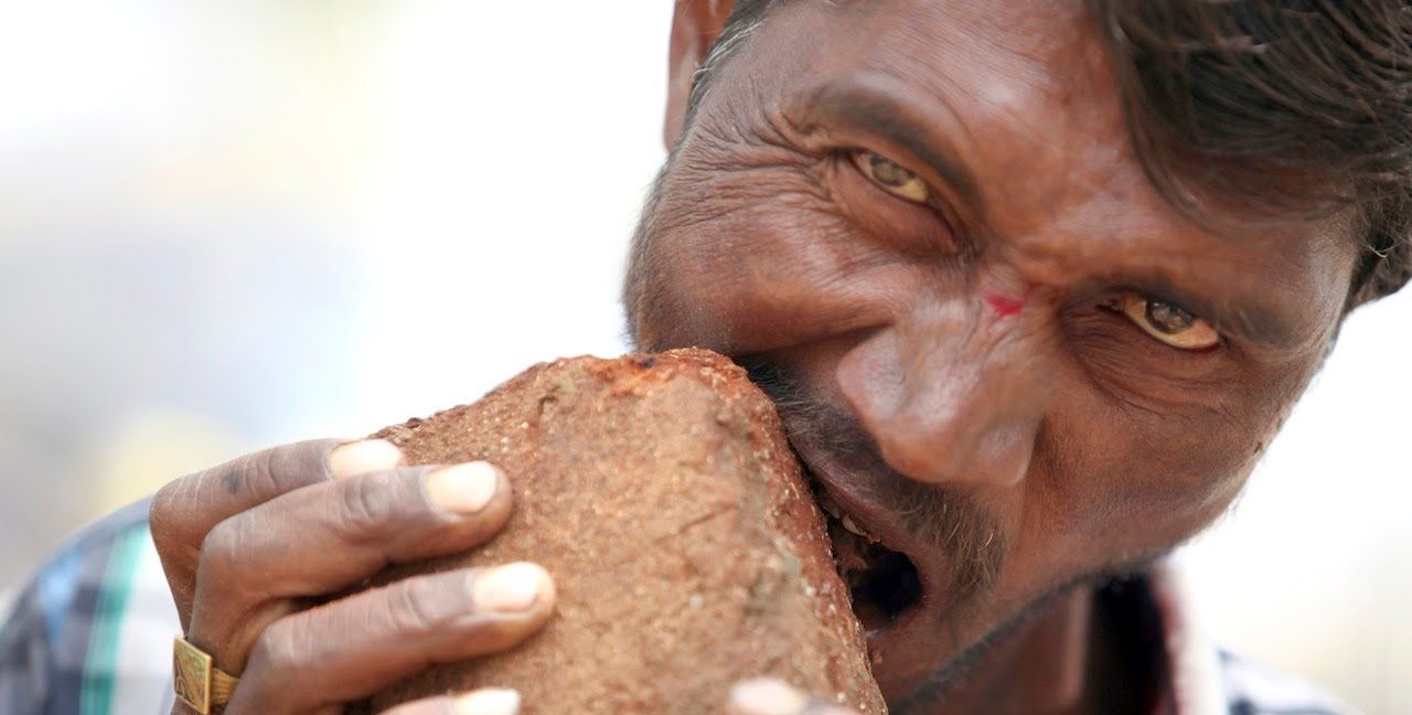 印度男子专业吃砖头20年,每天吃3公斤,声称最美味的食物!